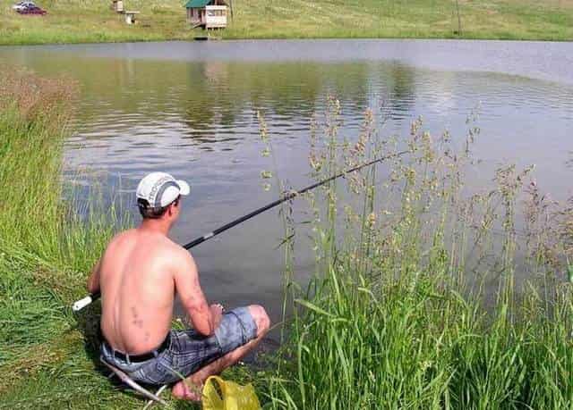 В нерест разрешается ловить рыбу на одну удочку и на один крючок