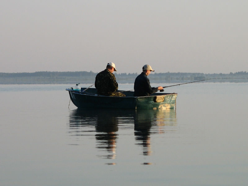 рыбаки на лодке