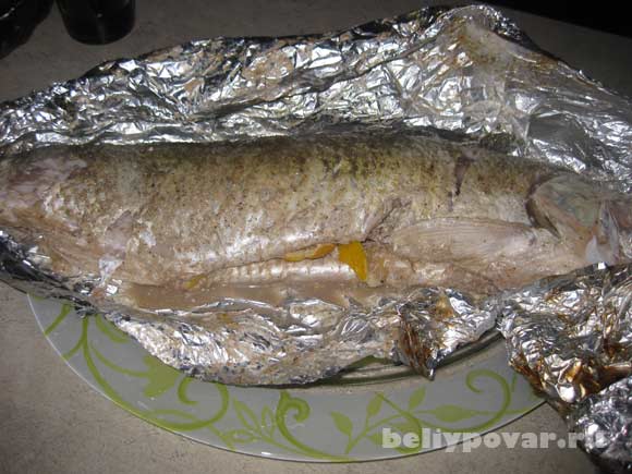 Через 35-40 минут вытаскиваем рыбу из духовки